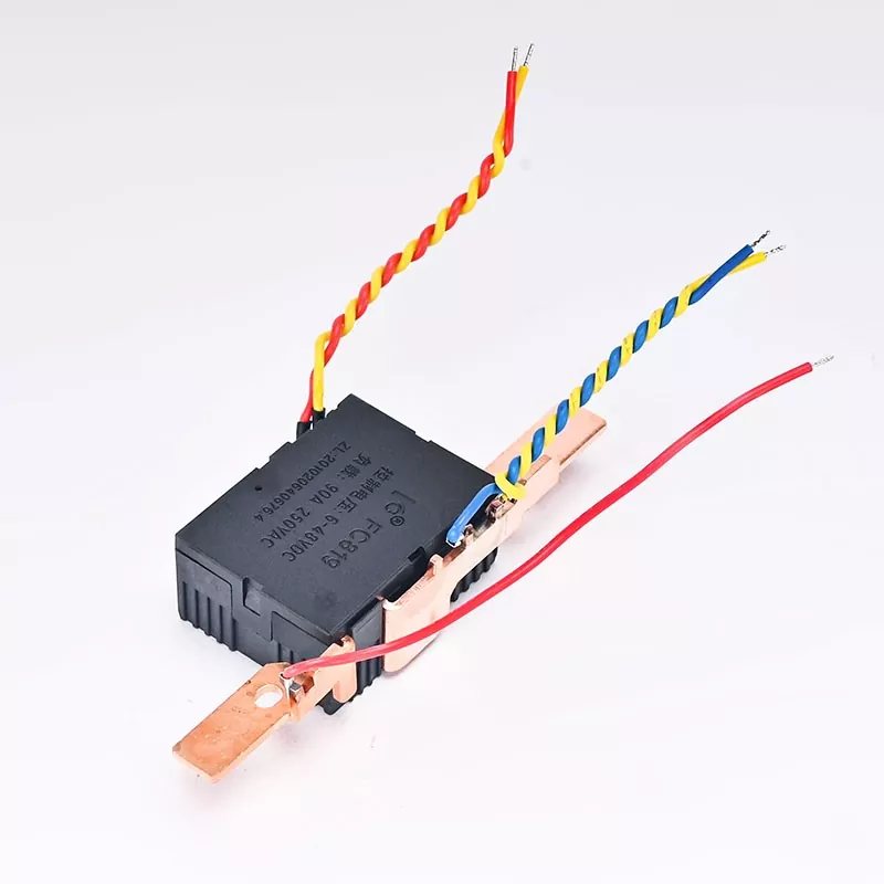 Egyfázisú 2P sín típusú felülről alulról kifelé reteszelő relé Egyfázisú 2P sín típusú felülről alulról kifelé reteszelő relé